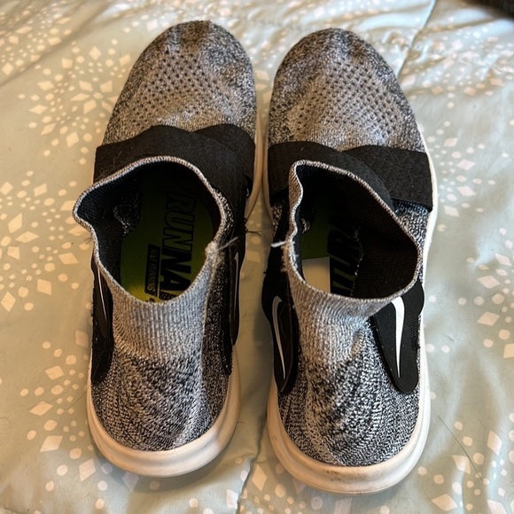 Unnatural Nike running free and flexible in black and white size 8 - Picture 3 of 6